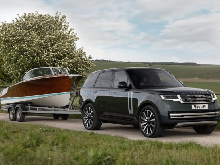 Odhalili historicky prvý Range Rover na elektrinu. Má absurdne vysoký výkon a dvojitú batériu