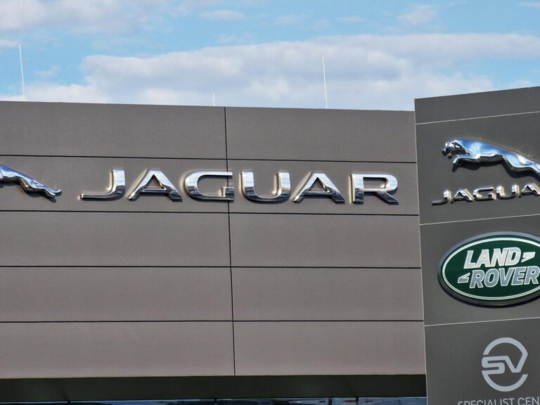 Prepúšťať vo veľkom bude aj Jaguar Land Rover, mieni ušetriť dve miliardy