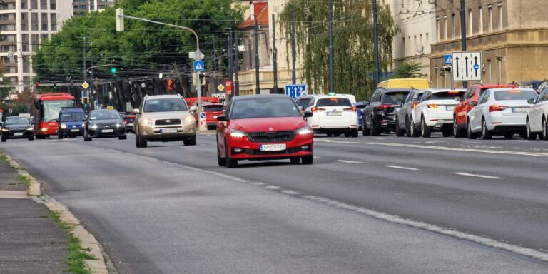 Namiesto transakčnej dane má prísť nová daň za autá súkromných osôb, tvrdí SaS. Ministerstvo financií to odmieta