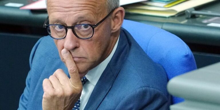 Nemecká vláda otvorene kritizuje rafinérie za ich zisky, za naftu ľudia platia skoro 2,50 eura. Na Slovensku vláda zatiaľ nekoná