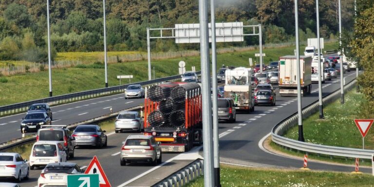 Poľská vláda má nový spôsob, ako riešiť zápchy bez úpravy ciest. Umožní to, za čo sa dnes ukladajú vysoké pokuty