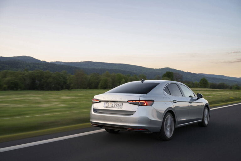 TOP 15 automobilov s najdlhším reálnym dojazdom. Nedostal sa sem žiaden elektromobil - AUTOVINY.sk
