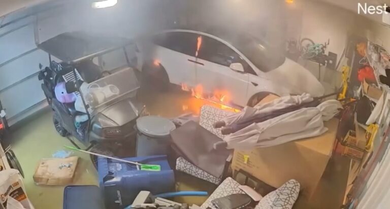 Elektromobily už na strešné parkovisko nesmú. Reťazec uviedol dva dôvody prečo