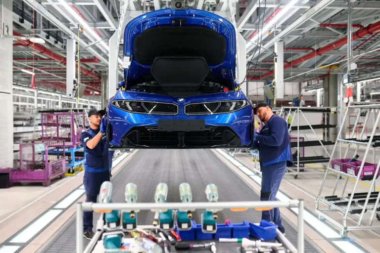 BMW do výroby novej trojky nalialo 2 miliardy eur, spaľovacie motory zostávajú