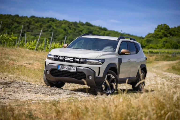 Dacia postavila SUV, aké nemá nikto. Jazdí na tri energie a zvládne aj ťažký terén