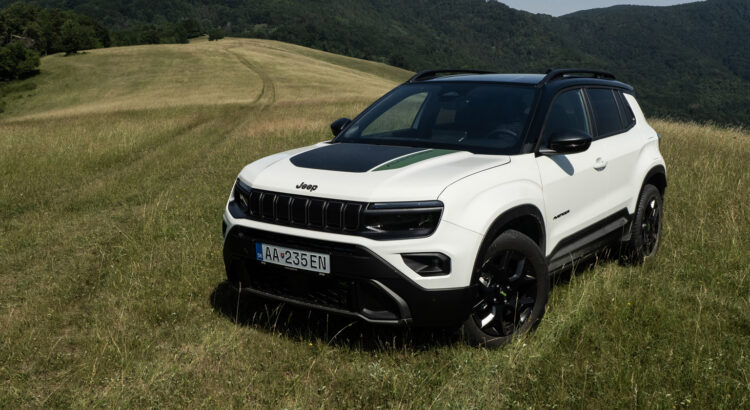 Test Jeep Avenger 4xe Overland: Má štvorkolku a na nič sa nehrá