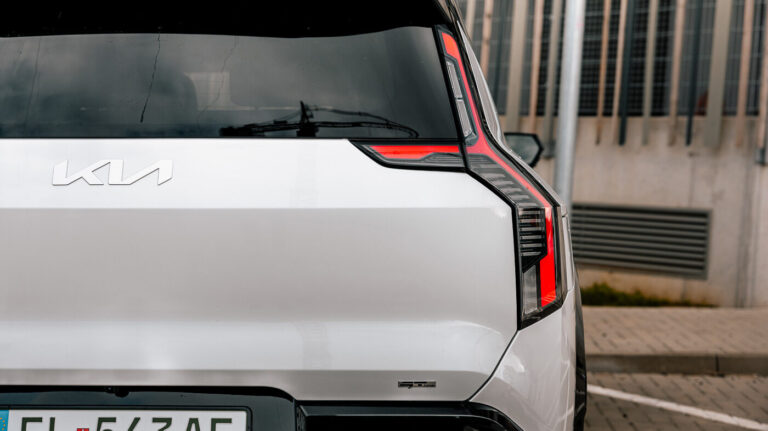 Kia EV9 čelí zvolávačke. Dôvodom je nebezpečný problém s airbagom