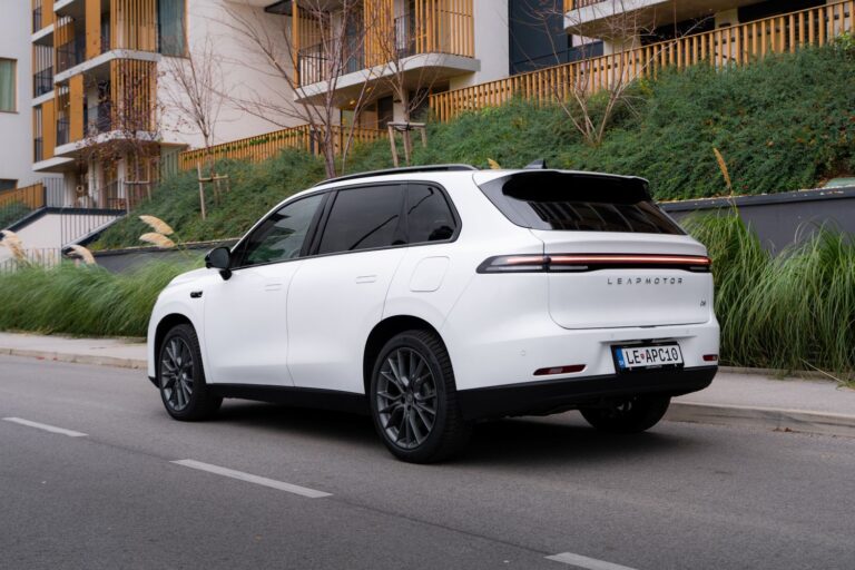 Nové elektromobily skoncujú s 12 V batériou a umožnia vnútri stáť