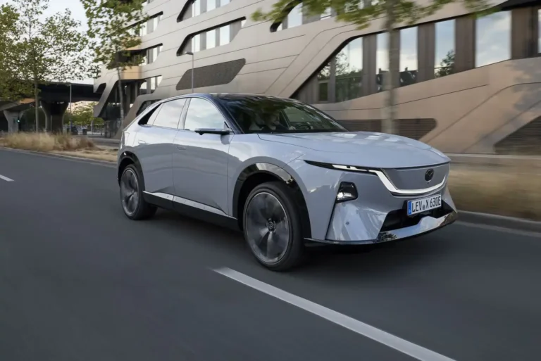 Mazda CX-6e prichádza na Slovensko: Je väčšia a lacnejšia ako CX-60
