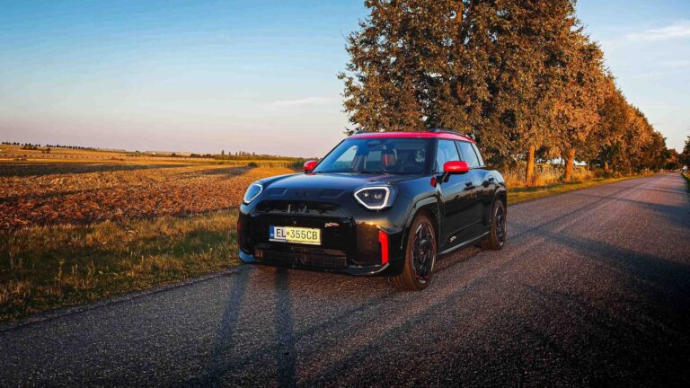 Test Mini Aceman John Cooper Works E: Zábavnejšie auto budete hľadať len ťažko