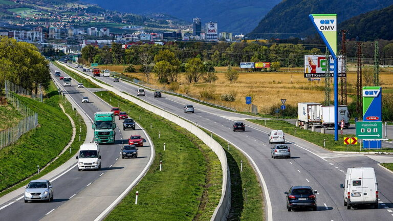 Nová cesta R1 má nečakaný problém, odviezli preč 12 000 kubíkov odpadu