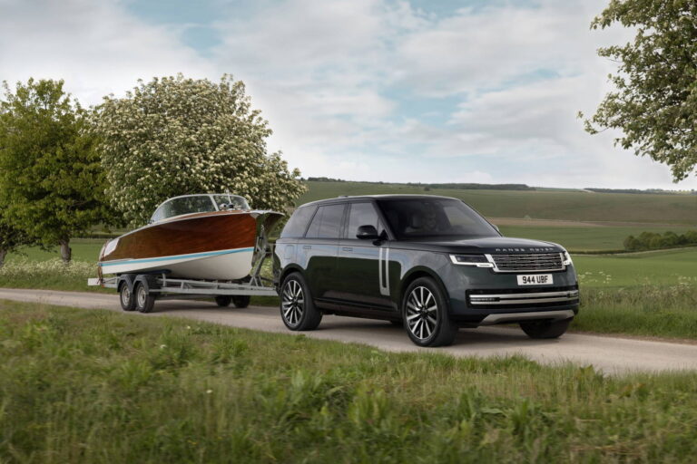 Range Rover konečne zahodil benzín. Jeho prvý elektromobil má 550 koní, obrovskú batériu a stále prebrodí 90 cm vody - AUTOVINY.sk