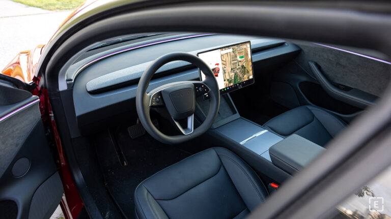 Tesla zvoláva Model 3 kvôli ochrane posádky pri bočnom náraze. Opravu pošle cez aktualizáciu softvéru