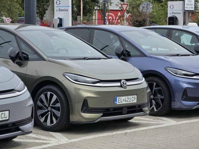 Extrémne vysoký dopyt o jazdené elektromobily posúva ich cenu raketovo nahor