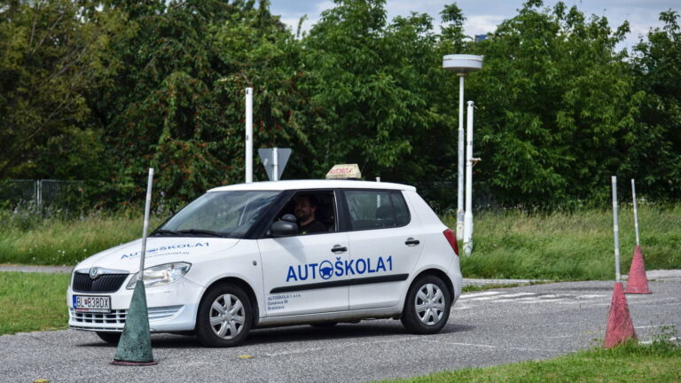 Koľko stojí vodičák v okolitých krajinách? Slovensko môže prekvapiť - AUTOVINY.sk