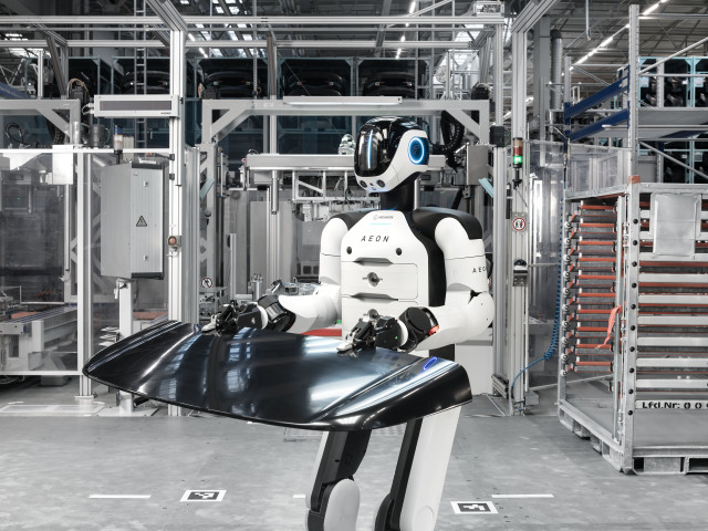Humanoidní roboti mieria do fabrík. Na ľudí však zatiaľ nemajú - Magazín - Auto - pravda.sk