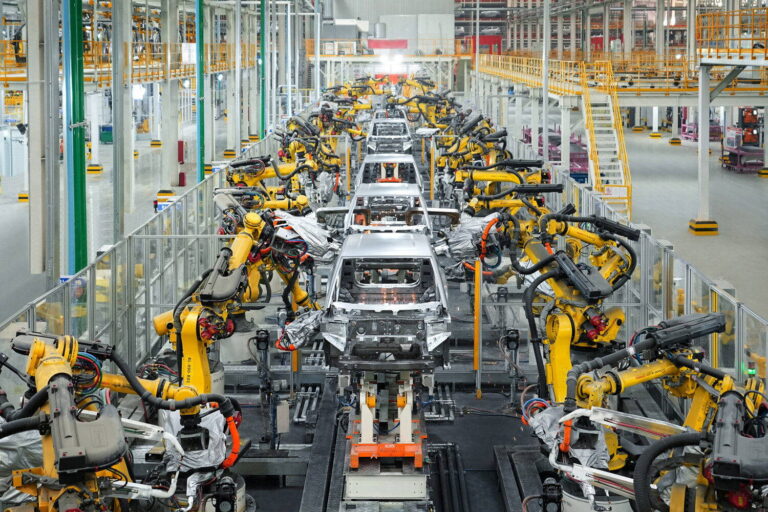 Čínske automobilky lovia fabriky po celej Európe. BYD chce až štyri závody