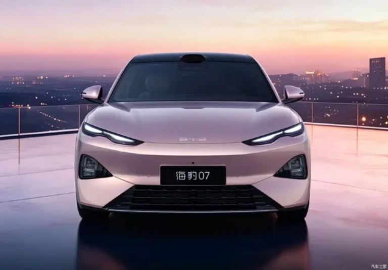 BYD posiela do boja päťmetrový sedan. Prémiovým značkám chce prebrať zákazníkov
