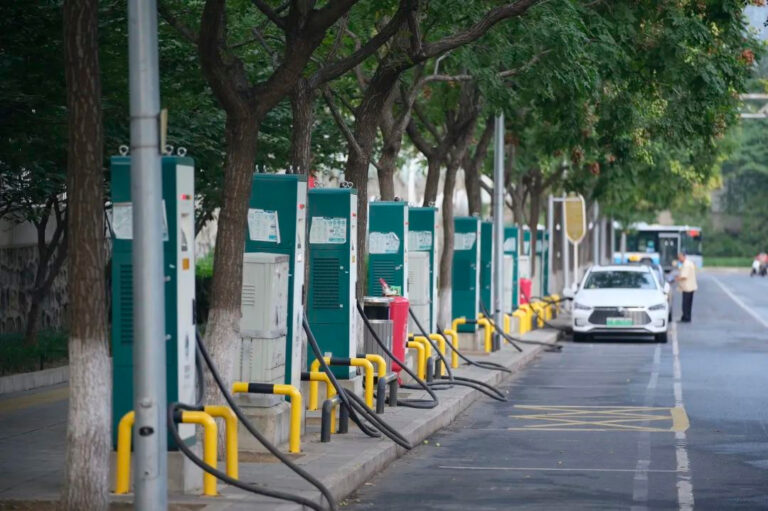 Čína ruší daňovú výnimku pre lítiové batérie. Elektromobily tam budú drahšie, no zatiaľ len minimálne