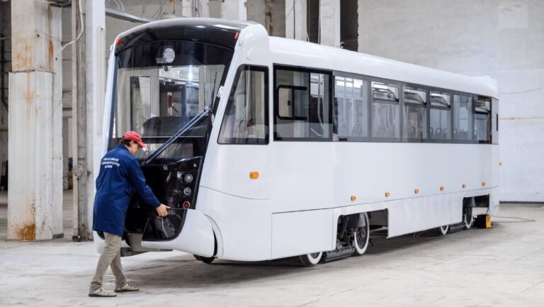 Moldavsku chýbajú elektrifikované trate. Legendárnu československú električku Tatra T3 osadili batériami
