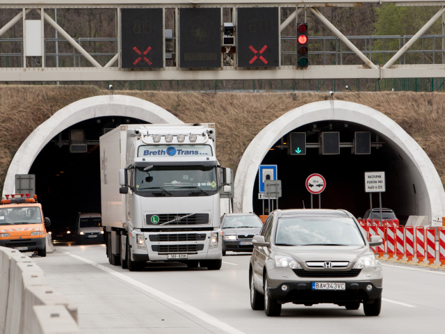 V tuneloch sa pripravte na veľké obmedzenia, niekde potrvajú až deväť víkendov - Doprava - Auto - pravda.sk
