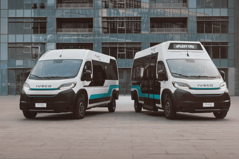 Malý autobus, veľká batéria. Elektrické Iveco odvezie až 17 cestujúcich vyše 300 kilometrov