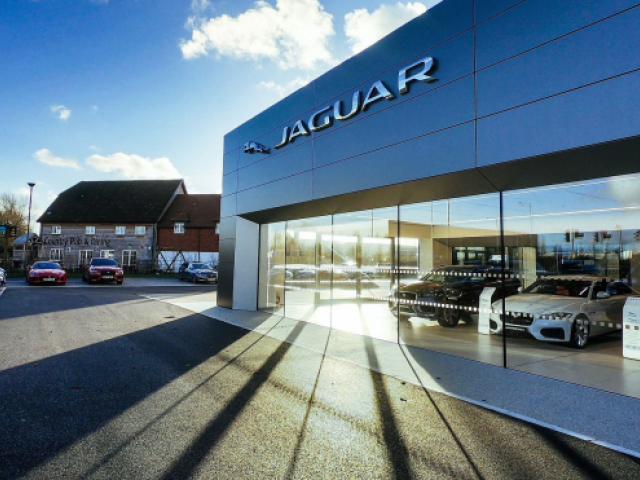 Jaguar nevie predať posledné spaľovacie autá. Na zákazníkov čakajú viac ako rok - Magazín - Auto - pravda.sk