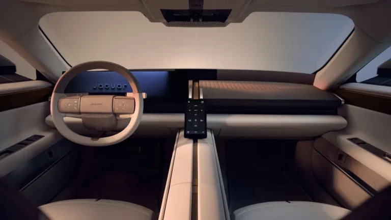 Jaguar Type 01 ukazuje interiér. Staví na minimalizmus