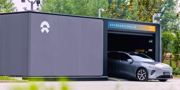 Státie pri nabíjačke je prežitkom. Elektromobily sa budú používať úplne inak