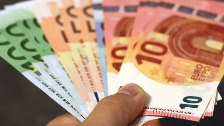 Nová daň vyvolala roztržku. Budeme za autá platiť ročne stovky eur navyše?