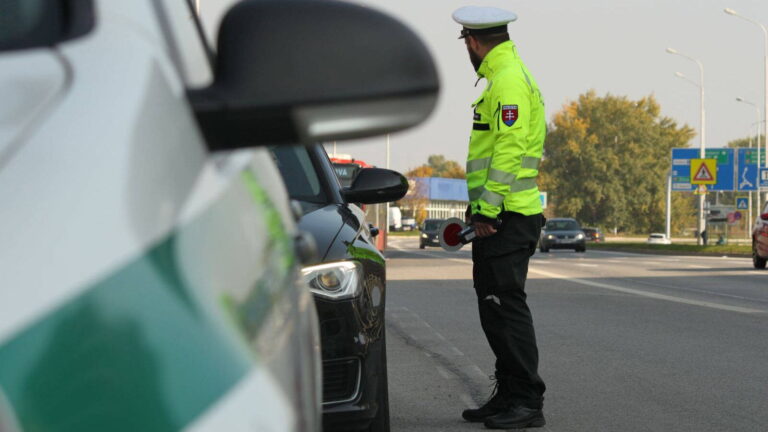 11-ročné dieťa za volantom a bez vodičáku? Policajti neverili vlastným očiam - AUTOVINY.sk