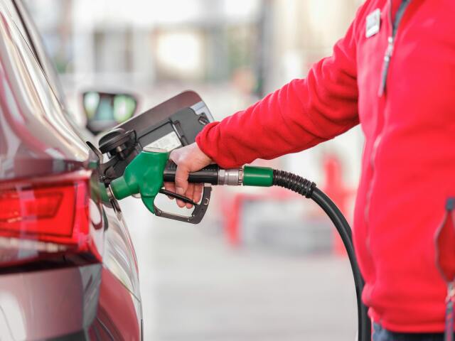 Česko znovu zasiahne do cien palív. Zastropuje marže, zlacní naftu a zdaní rafinérie - Novinky - Auto - pravda.sk