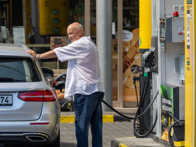 Drahé tankovanie rieši Maďarsko po svojom. Majiteľom naftových áut pošle peniaze - Magazín - Auto - pravda.sk