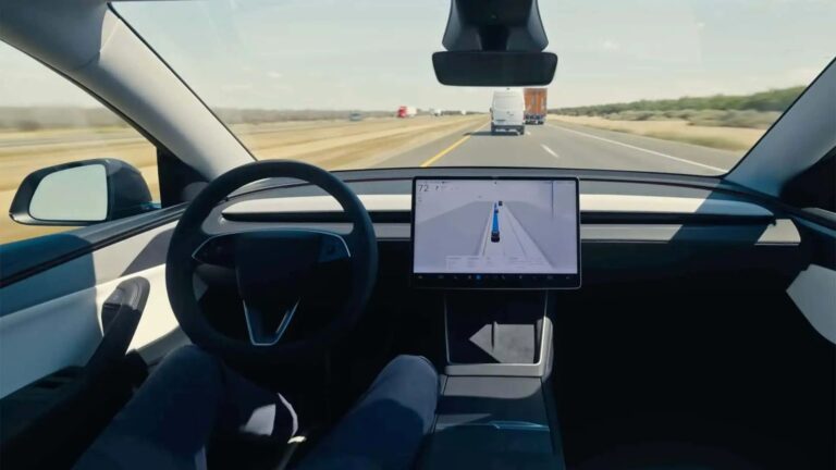 Autopilot Tesly dostal zelenú u našich susedov. Česko povoľuje systém, vodič však zostáva zodpovedný