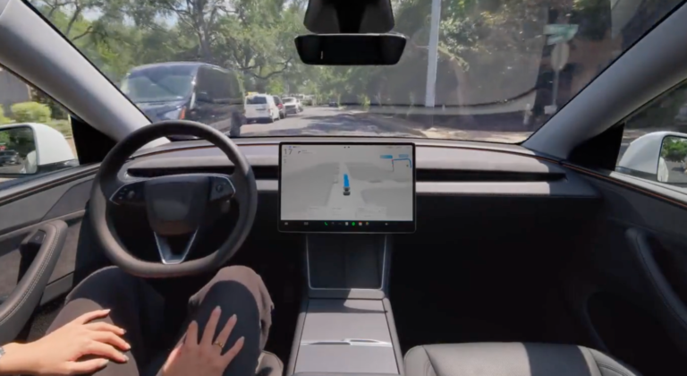 Tesla začiernila dáta o dvoch smrteľných nehodách s Autopilotom