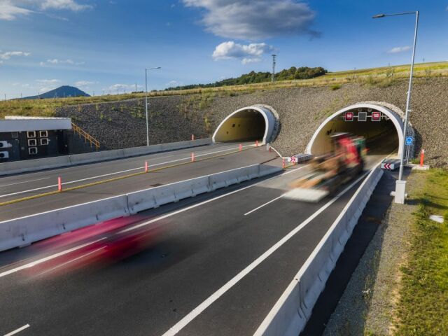 Červená, veľké X a zákaz vjazdu. Vodiči aj tak vchádzajú do uzavretých tunelov - Doprava - Auto - pravda.sk