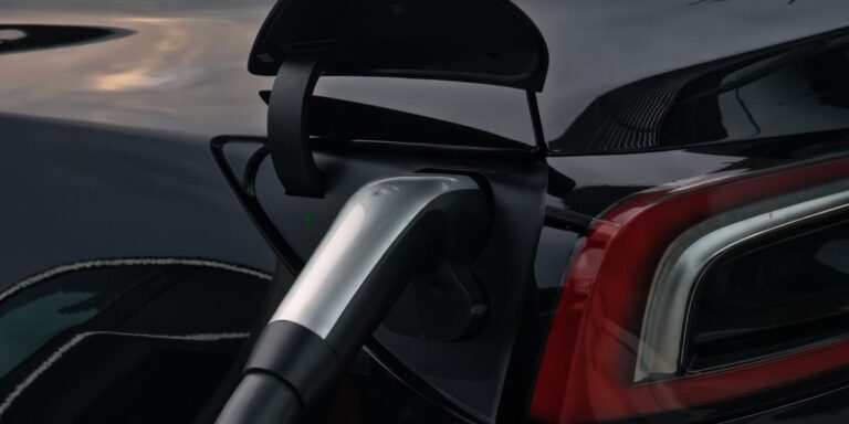 Predaj elektromobilov v EÚ trhá rekordy, pomáha im aj nová hrozba pre klasické palivá