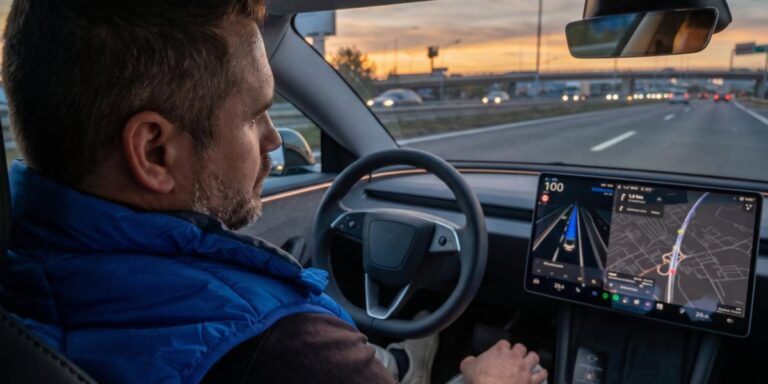 Je už aj na Slovensku. Môžete so schváleným autopilom od Tesly jazdiť pod vplyvom alkoholu či pozerať do mobilu? VIDEO