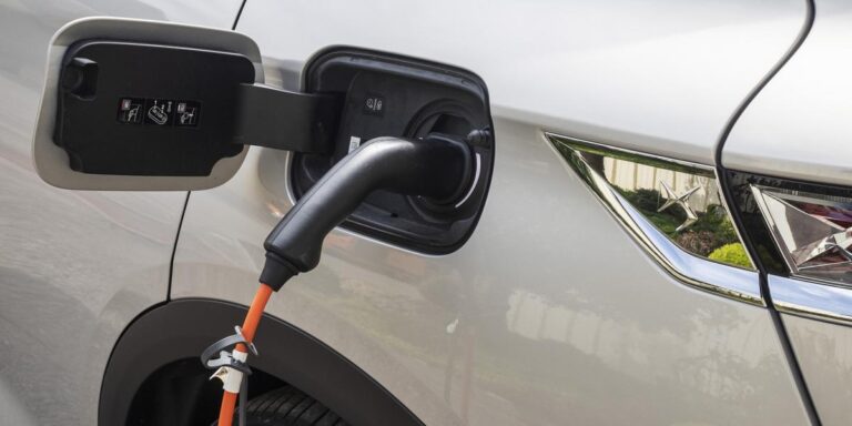 Plug-in hybrid (PHEV): Ako funguje, oplatí sa a aké sú rozdiely?