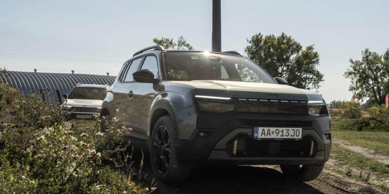 Jeepy sa stále neboja blata a terénu. Dokázal to Avenger po facelifte a nový Compass 4xe