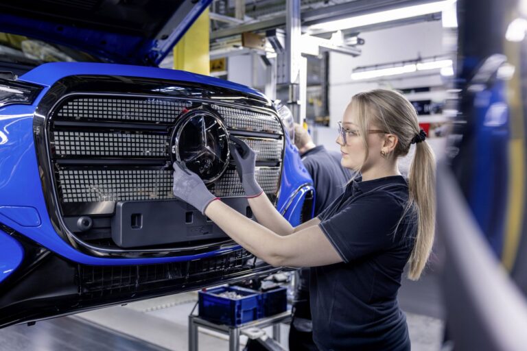Zvýšenie produktivity alebo zatvorenie fabriky v Nemecku: Mercedes vyzdvihuje Maďarský závod