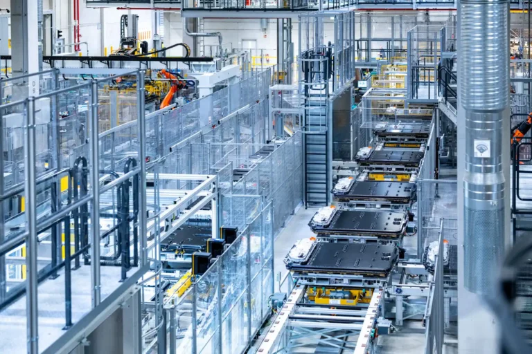 Miliarda eur a 500 robotov. BMW rozbehlo výrobu batérií pre novú éru elektromobilov