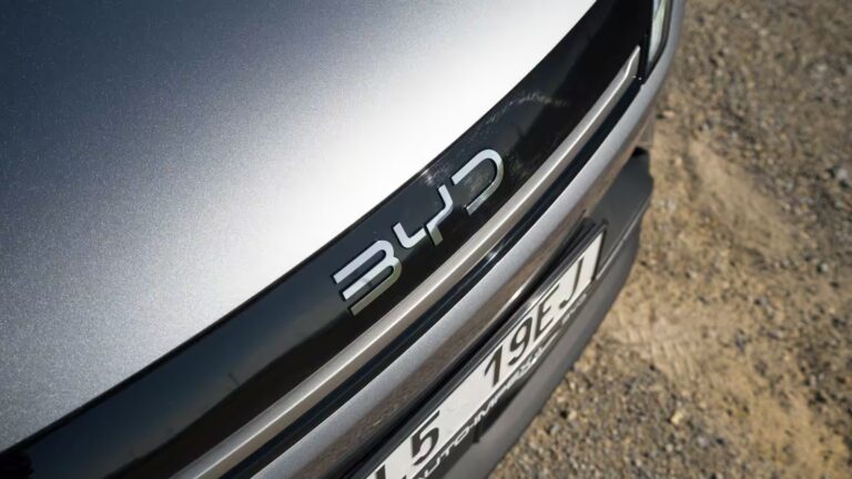 BYD skúma ponorené chladenie batérií. Nový patent odhaľuje dvojkomorovú konštrukciu