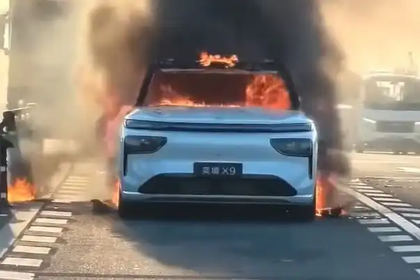 SUV od Dongfeng zachvátil silný požiar, jeho batéria zostala neporušená