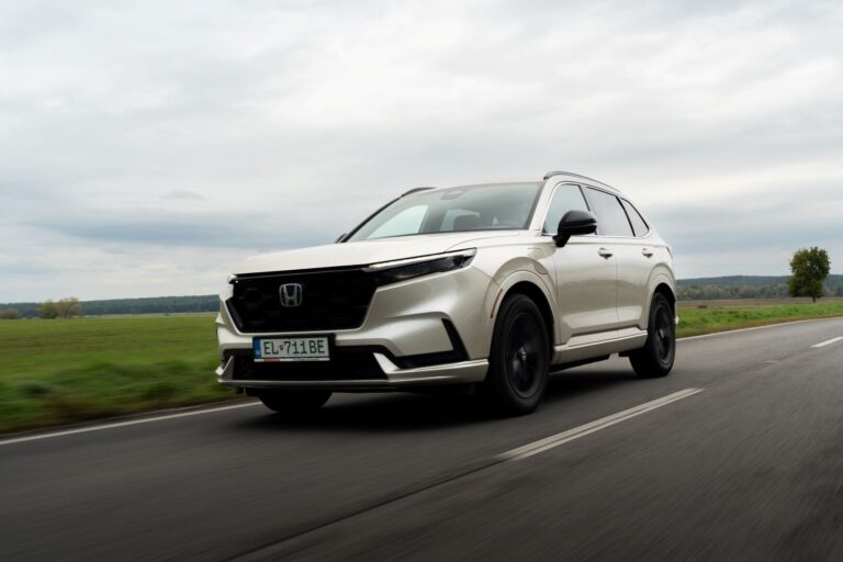Honda hádže elektromobilom rukavicu. Jej nový hybrid sľubuje menej tankovania aj bez zásuvky