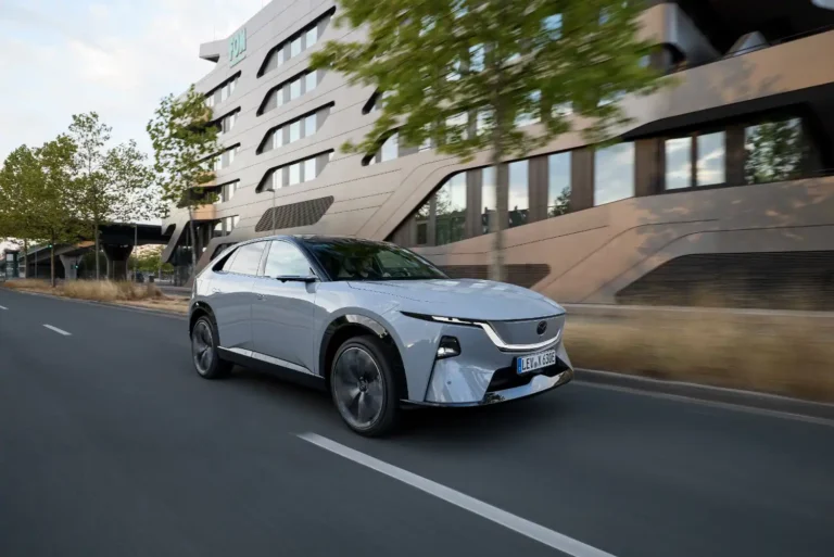Mazda CX-6e má zvláštny reproduktor. Vodič môže vulgárne nadávať chodcom