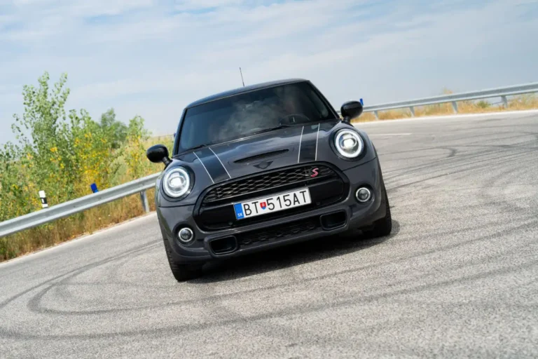 Jazdené Mini Cooper S vie vyčariť úsmev. Pri jednej veci sa však musíte uskromniť