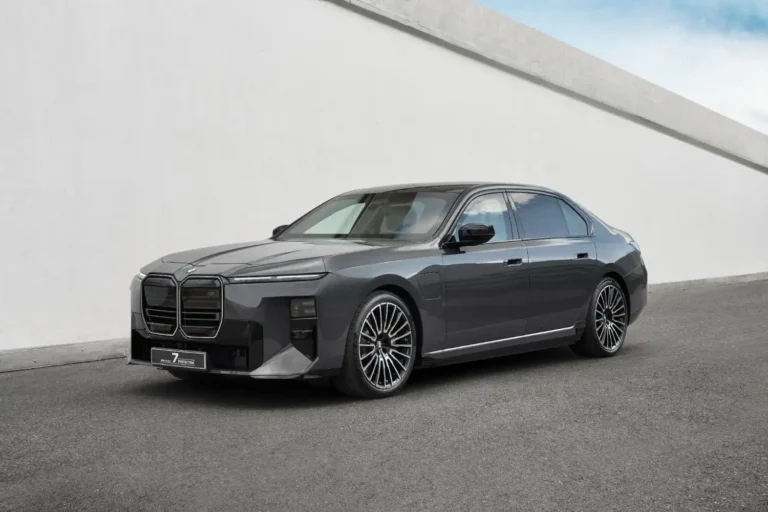 Odolá ozbrojenému útoku, BMW ukázalo limuzínu pre neisté časy