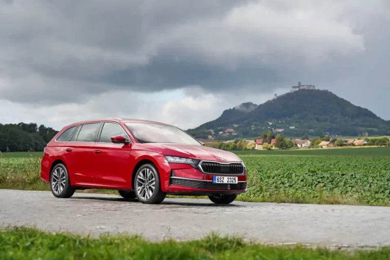 2 km na elektrinu a o 155 litrov menší kufor. Čo prináša hybridná Octavia?