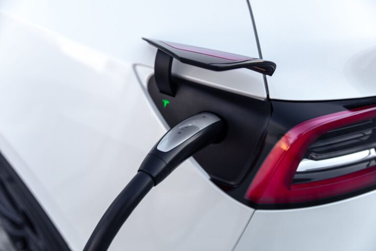 Tesla má novú funkciu, dovolí odísť aj s pripojeným nabíjacím káblom